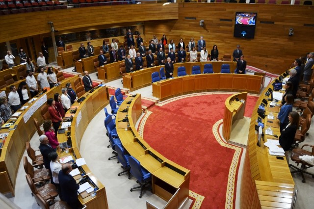 Minuto de silencio do Parlamento de Galicia en repulsa contra o caso de violencia machista do Porriño