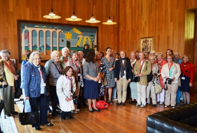 Pilar Rojo recibiu na Cámara galega a un grupo de mulleres que participan estes días en Galicia no encontro Europa Alive