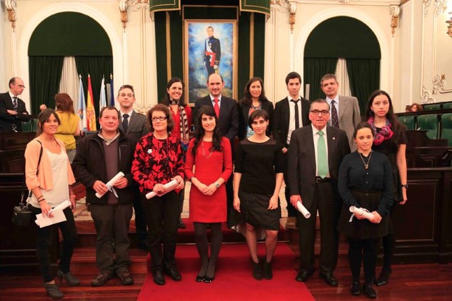 A presidenta do Parlamento de Galicia, xunto co presidente da Deputación de Pontevedra e os galardoados