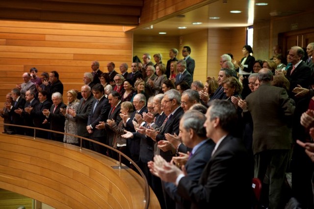 Exdeputados e outras autoridades seguiron o pleno solemne deste a tribuna de convidados