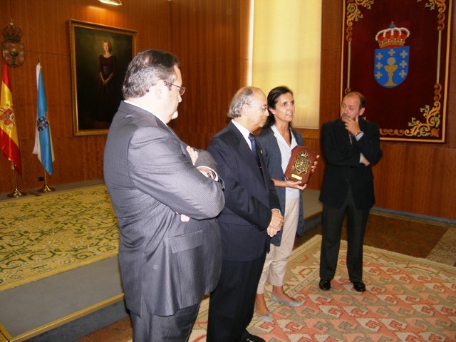 Entrega dun recordo do Parlamento de Galicia para o Centro Galego de Santander