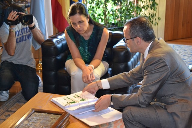 O conselleiro de Cultura, Educación e Ordenación Universitaria entrega no Parlamento o Plan Gaiás