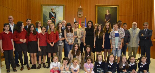 Os premiados, cos mebros da Mesa do Parlamento e do xurado