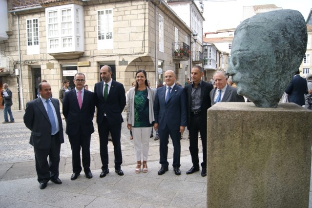A presidenta do Parlamento entrega a Vázquez Portomeñe o I Premio Internacional Camiño de Santiago e loa a contribución do veterano político ao desenvolvemento de Galicia
