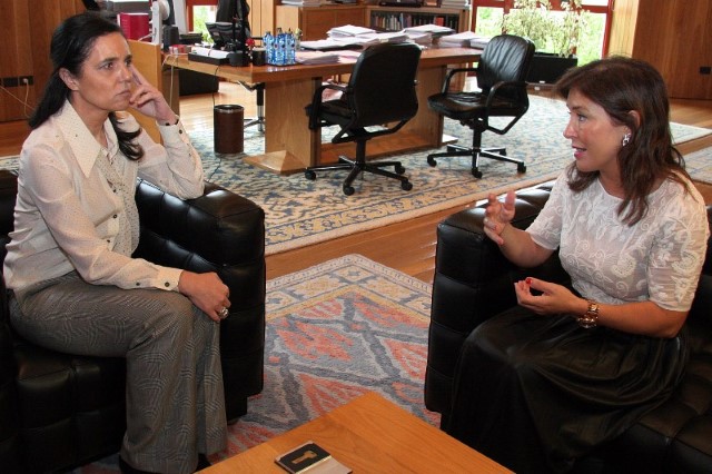 A presidenta do Parlamento de Galicia, Pilar Rojo Noguera, recibe no seu despacho á conselleira de Traballo e Benestar, Beatriz Mato Otero, que lle fará entrega do Plan para a dinamización demográfica de Galicia.