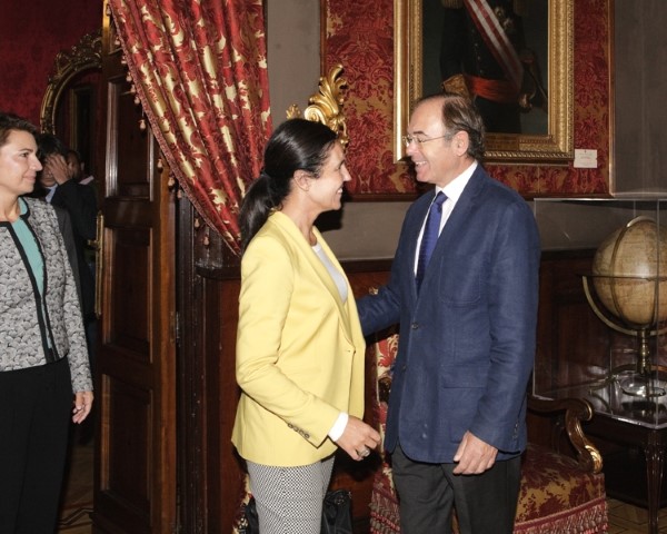 A presidenta do Parlamento de Galicia, Pilar Rojo, saúda ao presidente do Senado, Pío García Escudero