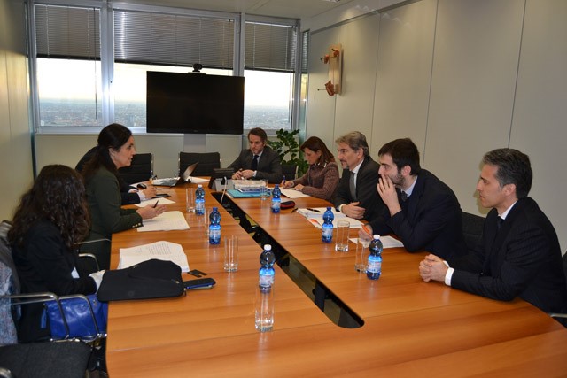 Pilar Rojo traspasa a Presidencia da CALRE ao titular do Consello Rexional de Lombardía