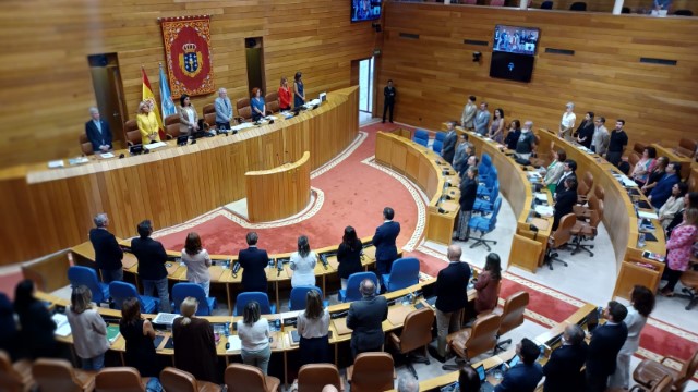 Minuto de silencio no Parlamento de Galicia  polo incendio rexistrado en Vigo