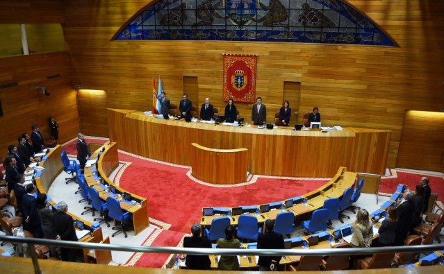 O Parlamento de Galicia garda un minuto de silencio en memoria da muller asasinada onte en Carral