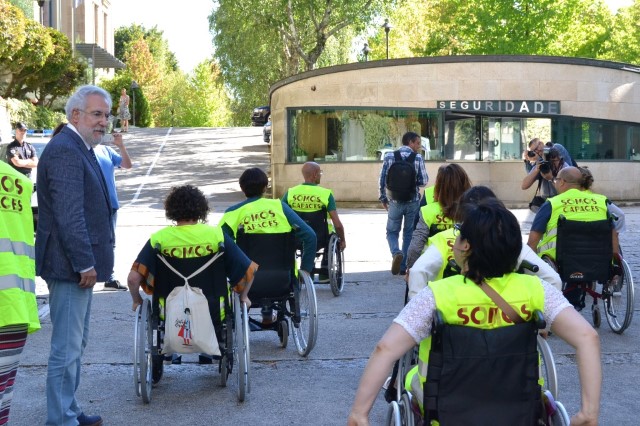 O Parlamento de Galicia súmase á xornada Ponte no meu lugar para concienciar sobre as dificultades das persoas usuarias de cadeira de rodas