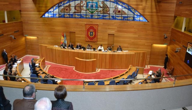 O Pleno do Parlamento de Galicia comeza lembrando ao ex-presidente Adolfo Suárez