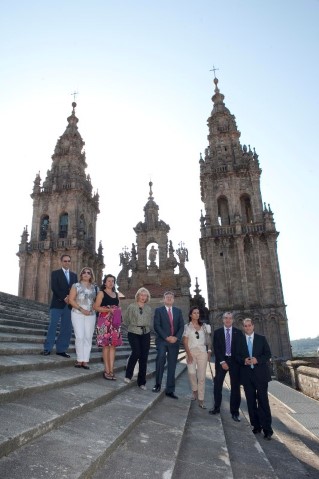 Pola tarde, a presidenta do Parlamento de Galicia e anfitriona da reunión, Pilar Rojo, acompañou a algúns dos seus homólogos nunha visita guiada aos tellados da Catedral de Santiago, para promocionar o patrimonio histórico