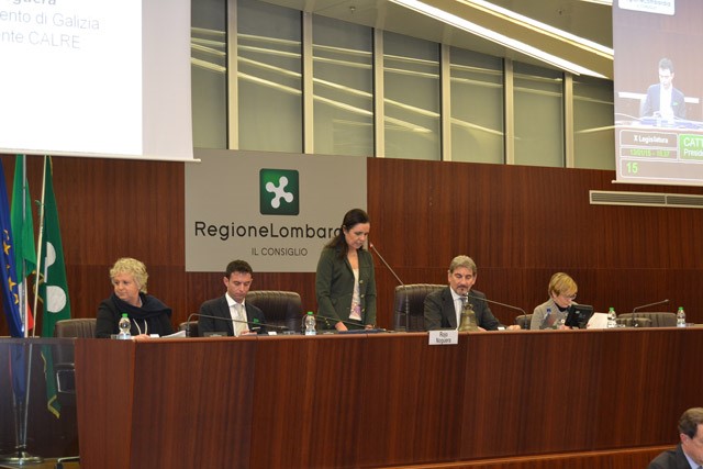 Pilar Rojo traspasa a Presidencia da CALRE ao titular do Consello Rexional de Lombardía co reto de seguir traballando para reforzar a influencia dos parlamentos rexionais