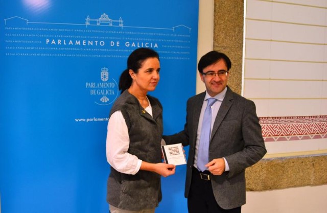 O valedor do pobo entrega á presidenta do Parlamento o informe extraordinario As persoas sen fogar en Galicia