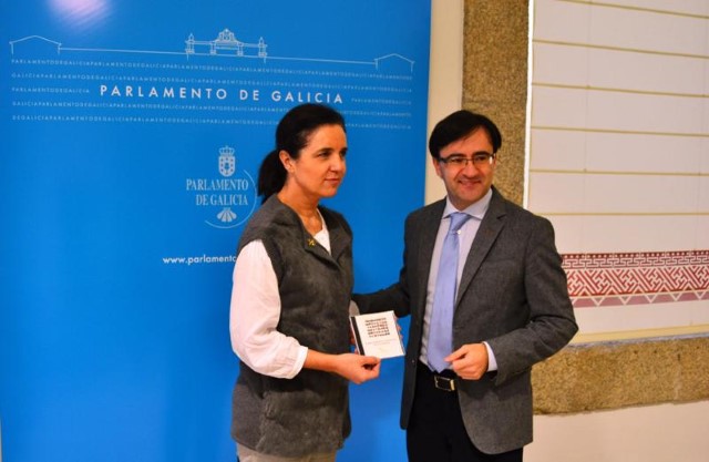 O valedor do pobo entrega á presidenta do Parlamento o informe extraordinario As persoas sen fogar en Galicia