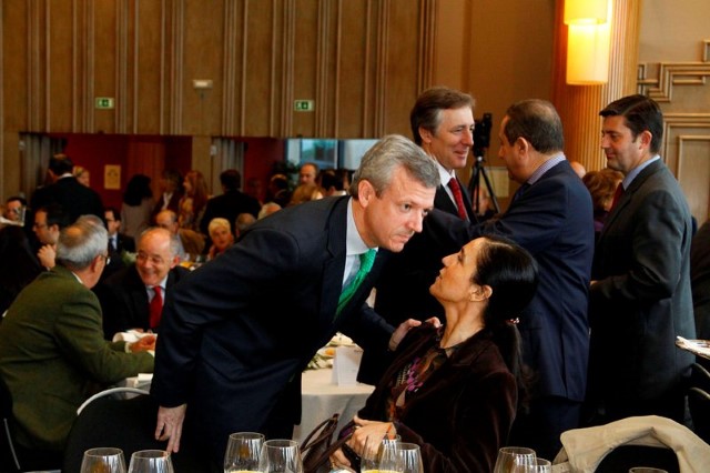 A presidenta do Parlamento asiste en Vigo á conferencia do conselleiro da Presidencia organizada polo Fórum Europa-Tribuna Galicia