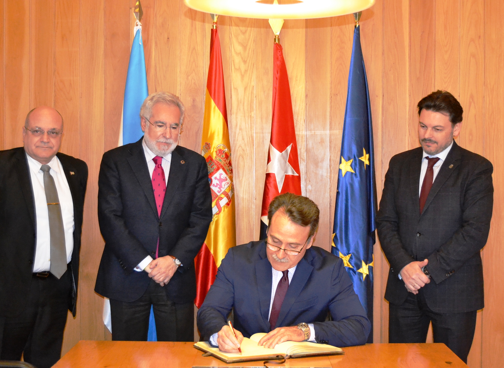 O presidente do Parlamento de Galicia recibiu ao embaixador de Cuba en España