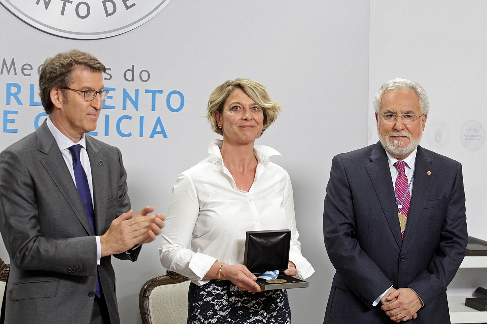 O Parlamento de Galicia entregou as súas Medallas á “Comisión dos 16”