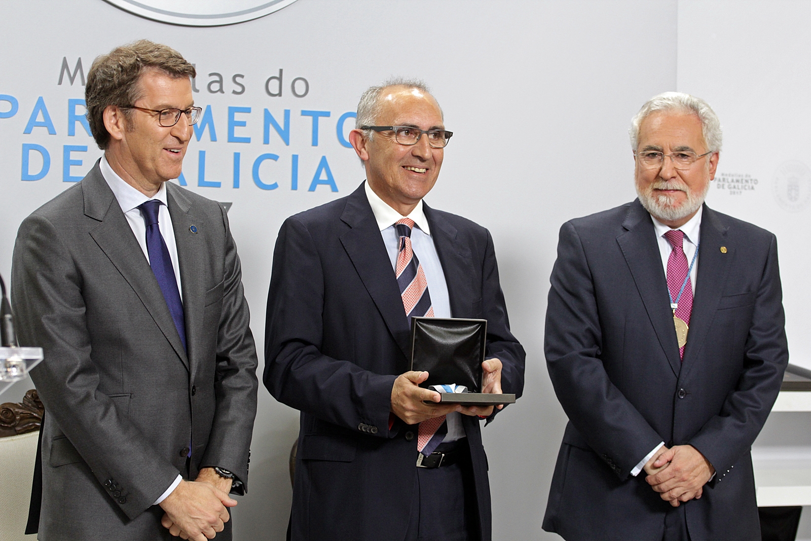 O Parlamento de Galicia entregou as súas Medallas á “Comisión dos 16”