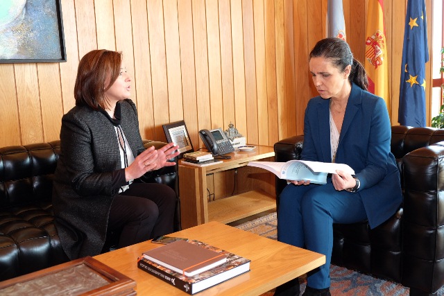 Foto da noticia:A presidenta do Parlamento recibe da secretaria xeral da Igualdade o Informe de violencia de xénero de 2014