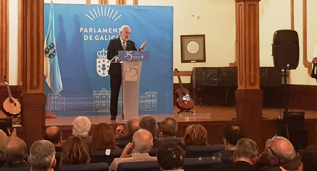 O presidente do Parlamento define a Carlos Casares como un “patriota galego, convencido de que Galicia precisaba unha estrutura institucional sólida”