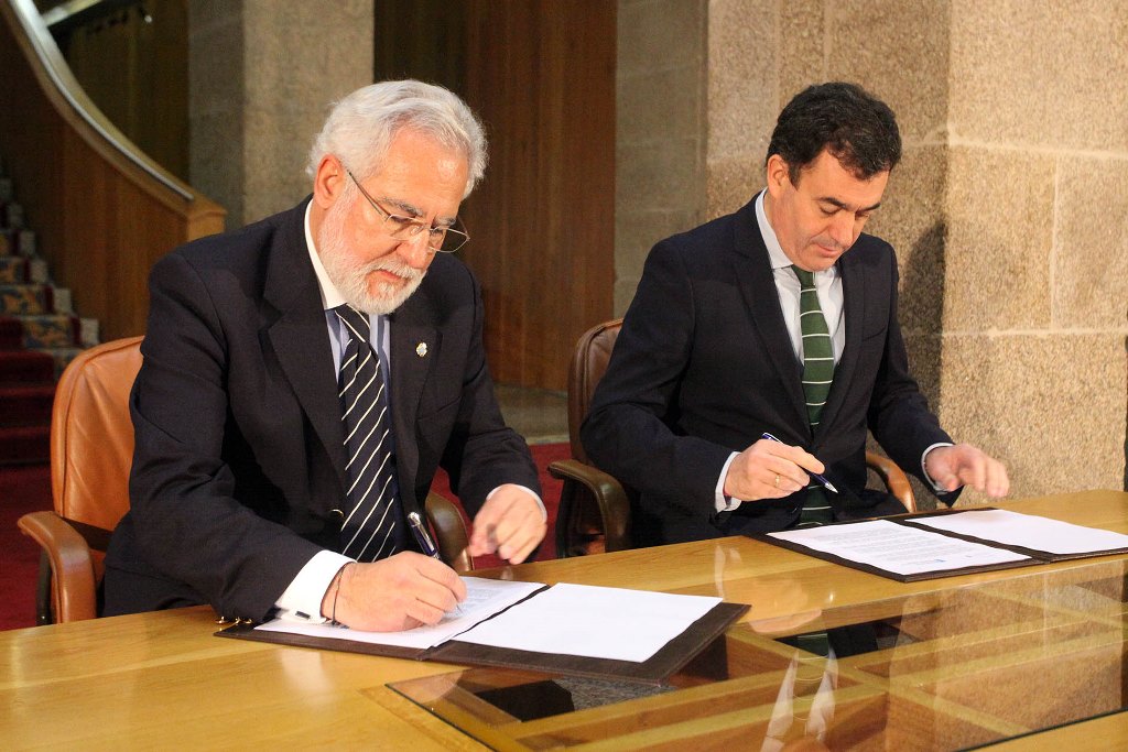 Miguel Santalices, e o conselleiro de Educación, Román Rodríguez, asinan un acordo para organizar visitas guiadas de alumnos.