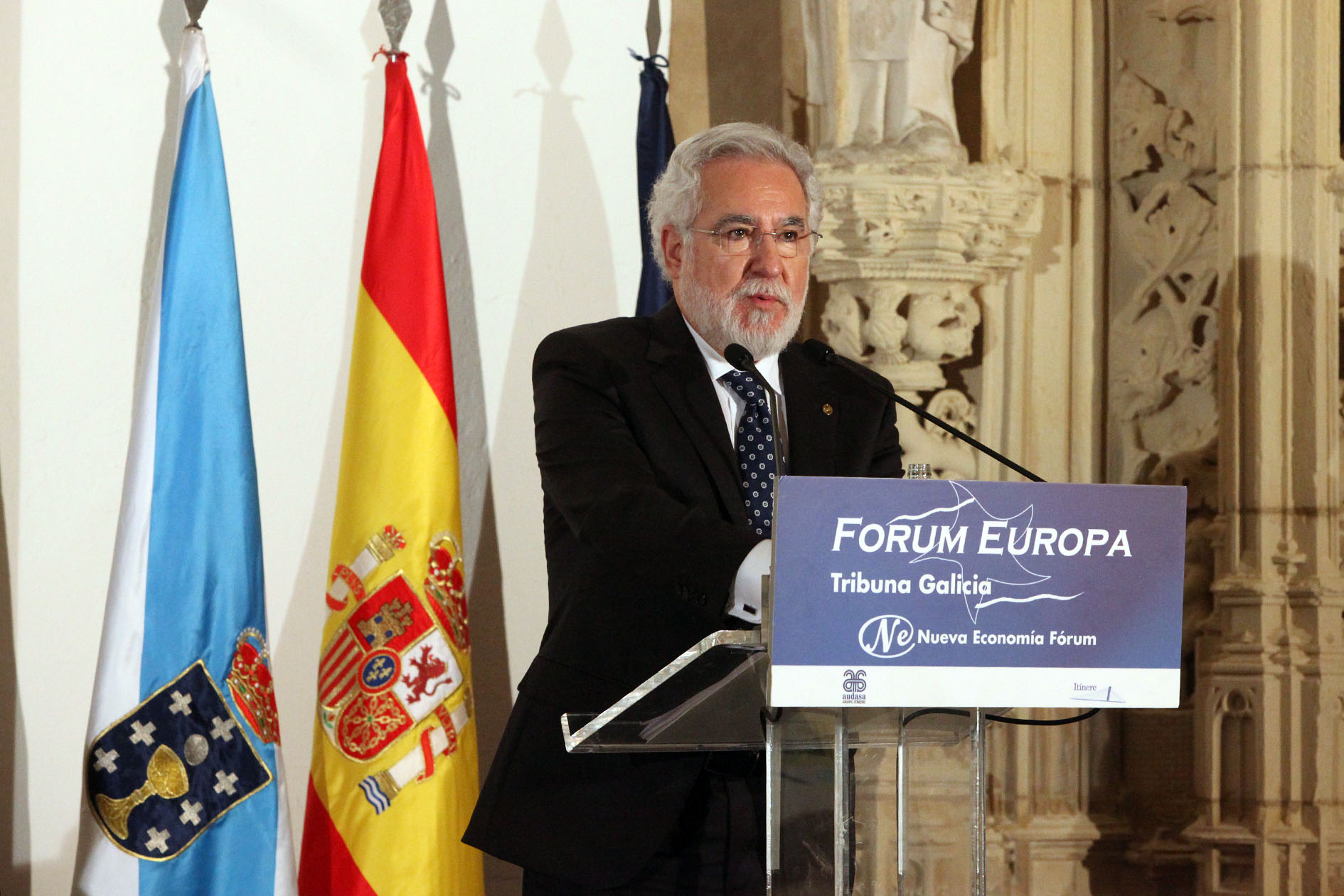 Foto da noticia:Santalices invoca os valores da transición e anima a  recuperar desde o Parlamento o “espírito e a paixón pola democracia que rebulía nas rúas hai 40 anos”