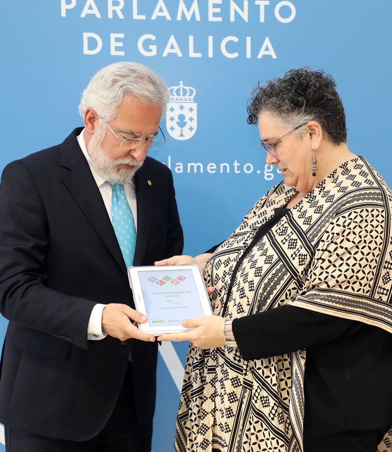 A valedora do pobo entrega ao presidente do Parlamento o informe extraordinario "A Accesibilidade en Galicia"