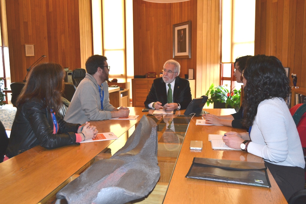 Foto da noticia:Integrantes da Coordinadora galega de ONG para o desenvolvemento explican o seu traballo ao presidente do Parlamento