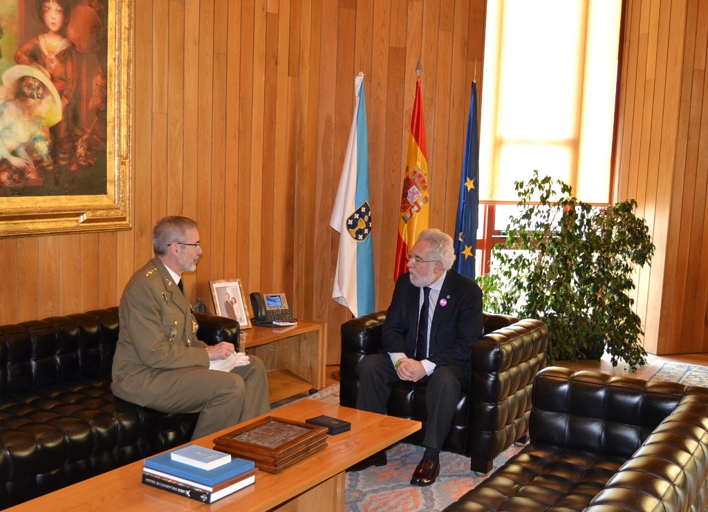 Visita institucional do delegado de Defensa en Galicia ao Parlamento