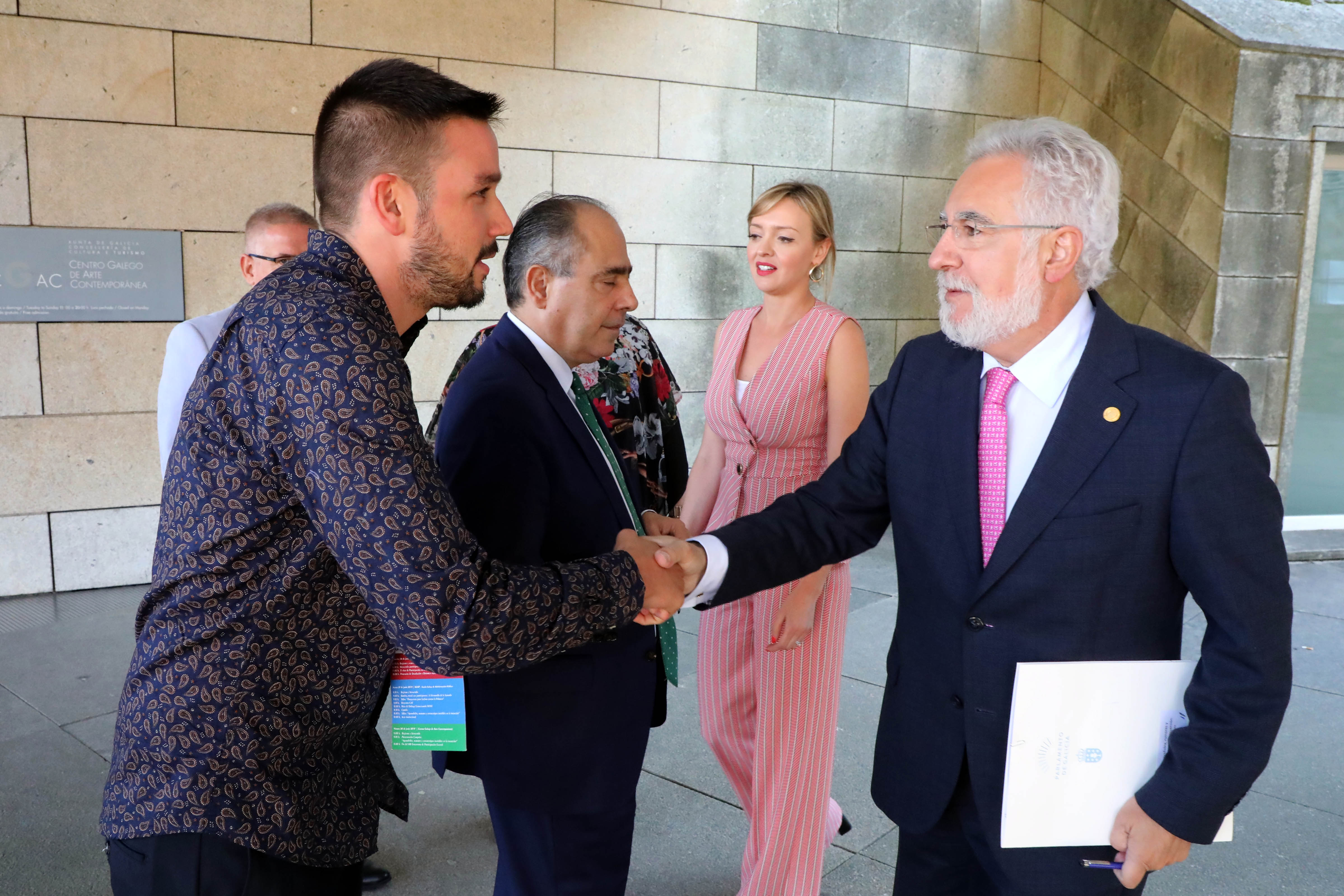 Foto da noticia:Santalices reitera a “intensa vocación social” do Parlamento de Galicia