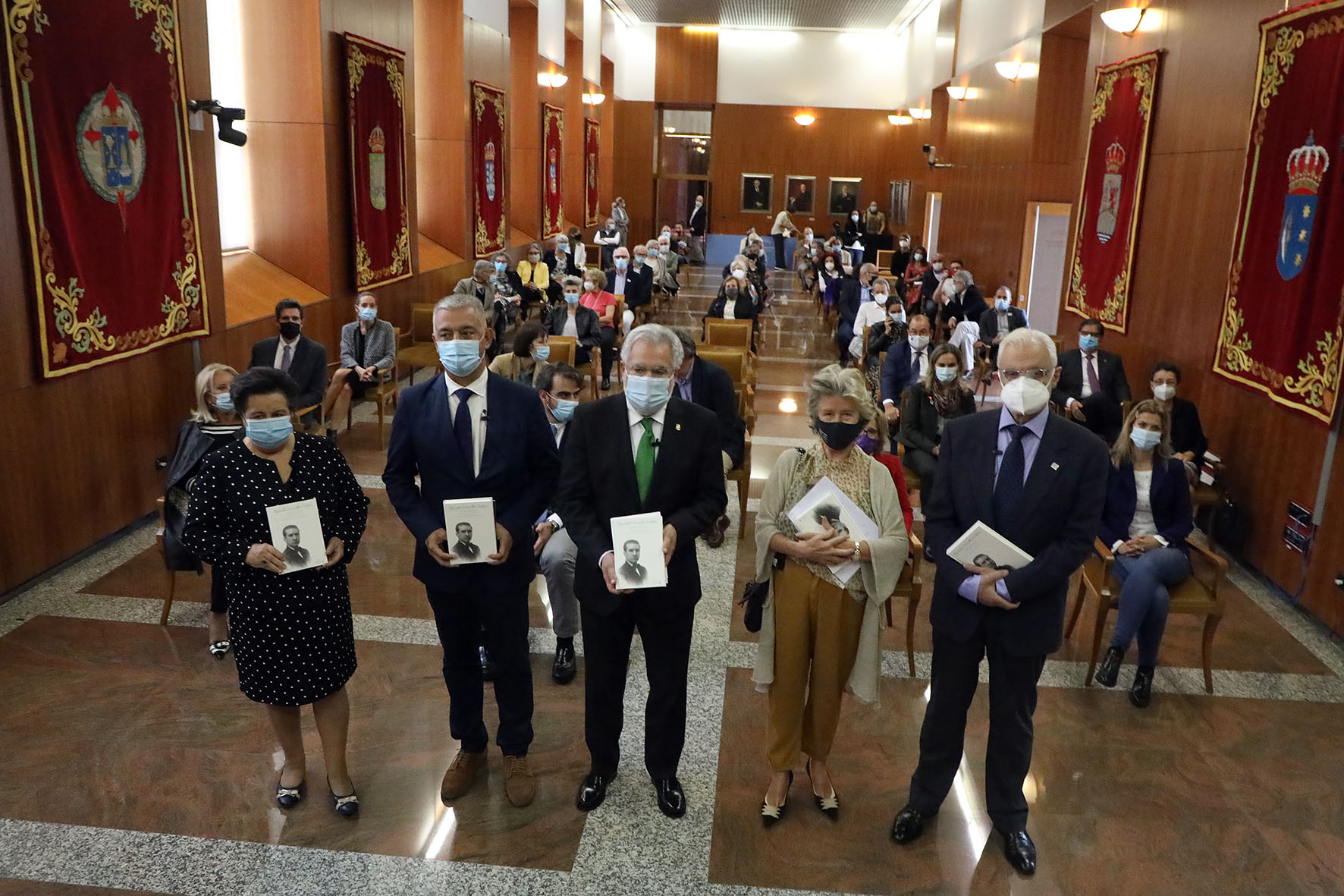 Foto da noticia:O Parlamento de Galicia rende homenaxe a Carballo Calero cun libro e unha mostra bibliográfica