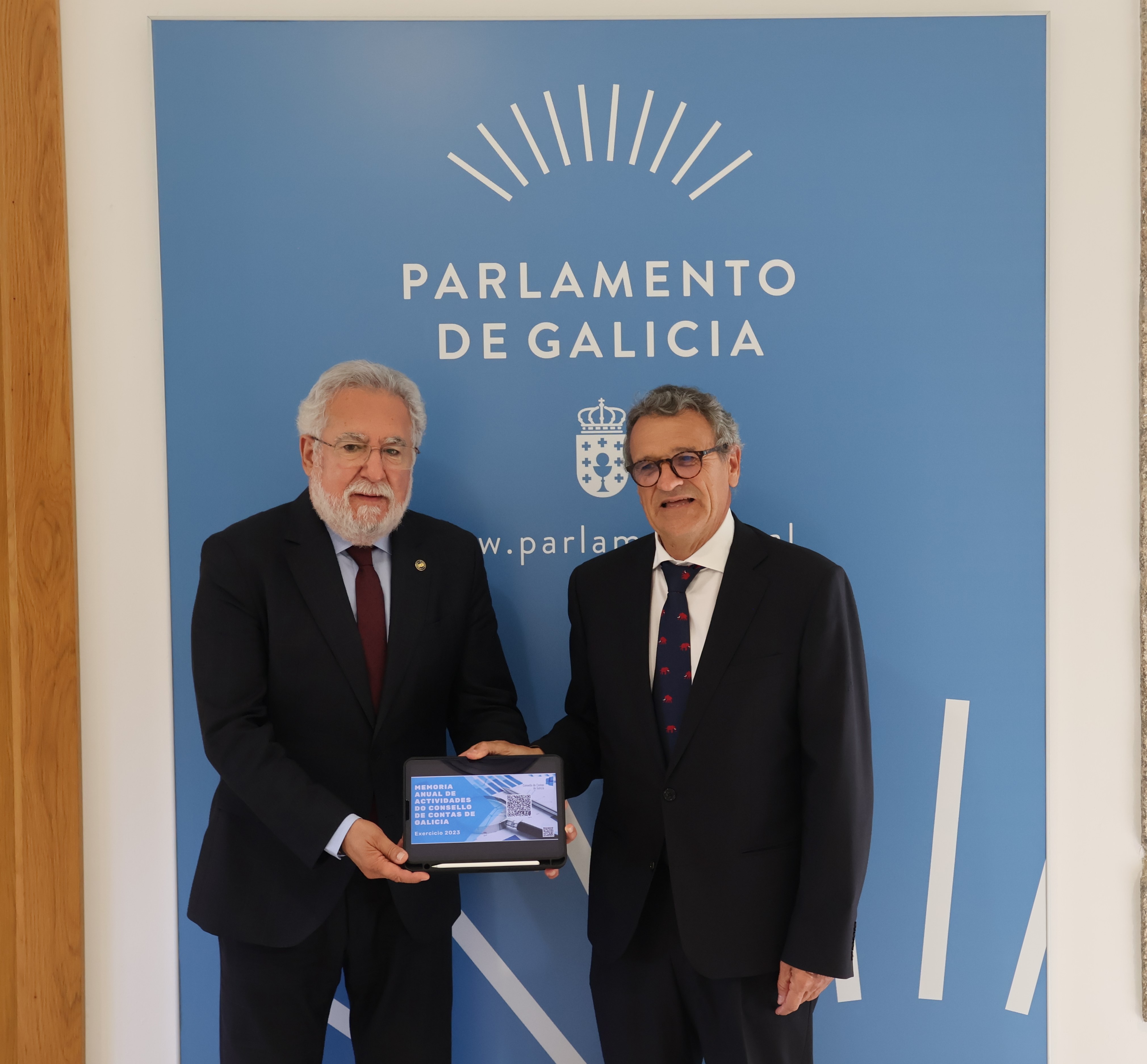 Foto da noticia:Entregados no Parlamento de Galicia a Memoria 2023 do Consello de Contas e o informe de fiscalización das eleccións autonómicas