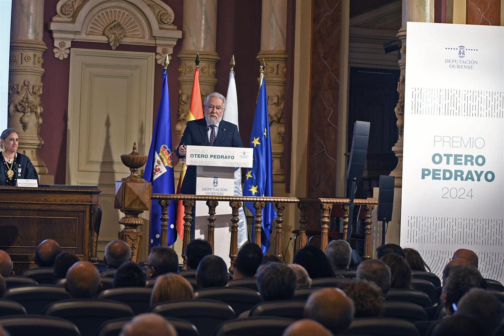 Foto da noticia:Santalices destaca o compromiso da Coral Ruada coa conservación e difusión da lingua e a cultura galegas