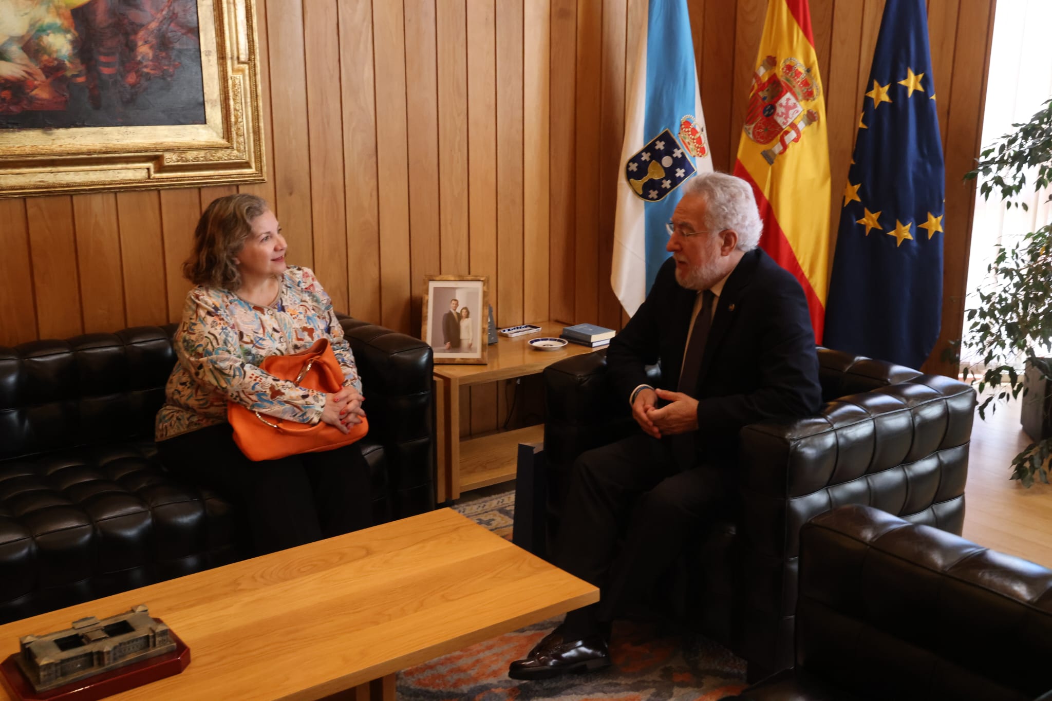 Foto da noticia:O presidente do Parlamento recibe á consulesa da República Arxentina en Vigo