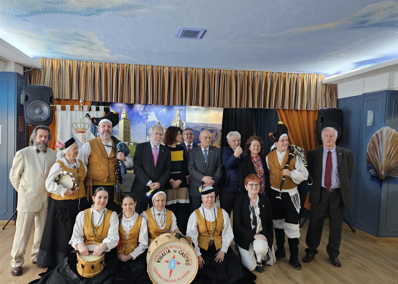 Foto da noticia:Santalices recibe o nomeamento de presidente honorario do Centro Galego de Madrid