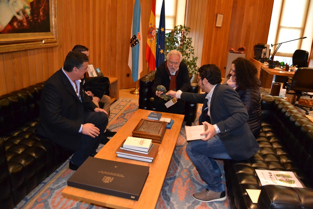 Foto da noticia:O alcalde de Ramirás e o presidente da Asociación Rebulir presentan diferentes iniciativas culturais ao presidente do Parlamento de Galicia