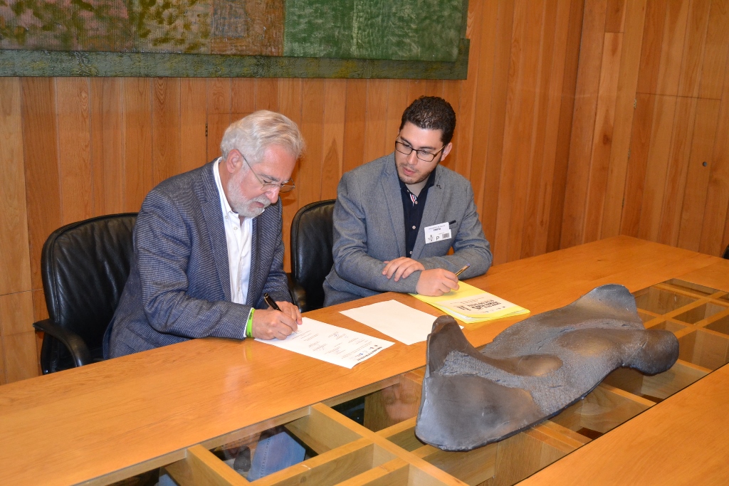 Foto da noticia:Santalices asina a acta do Xurado dos Premios Rebulir da Cultura Galega na súa condición de presidente de honra