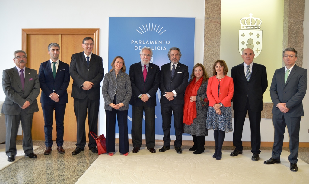 Foto da noticia:Un grupo de cónsules acreditados en Galicia visitan o Parlamento