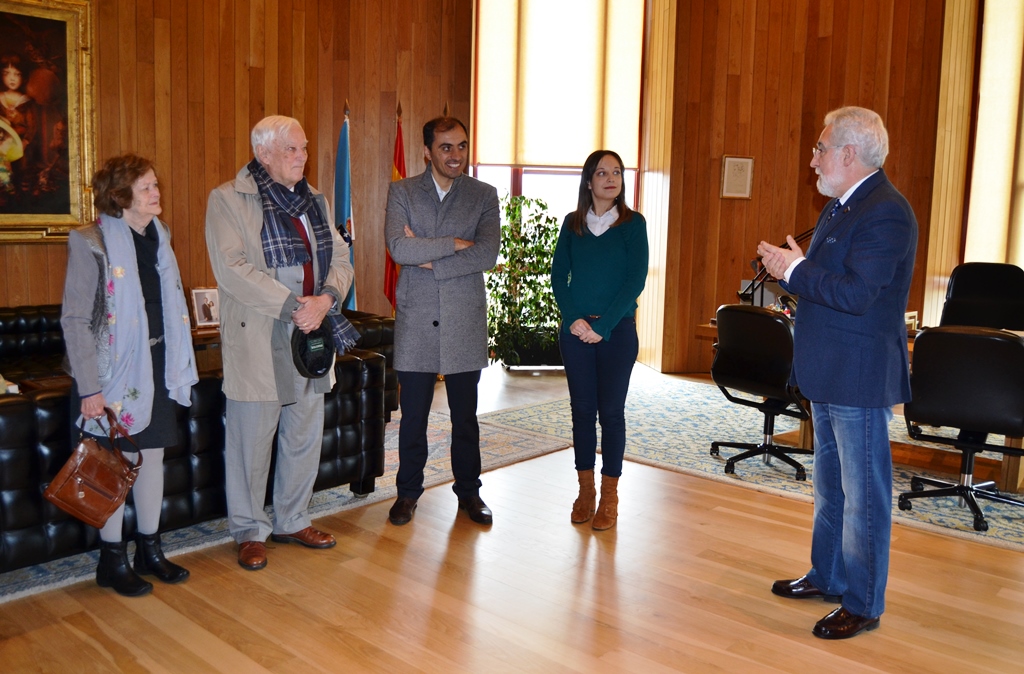 Unha delegación estadounidense que conmemora o Bosque de Colón visita o Parlamento de Galicia