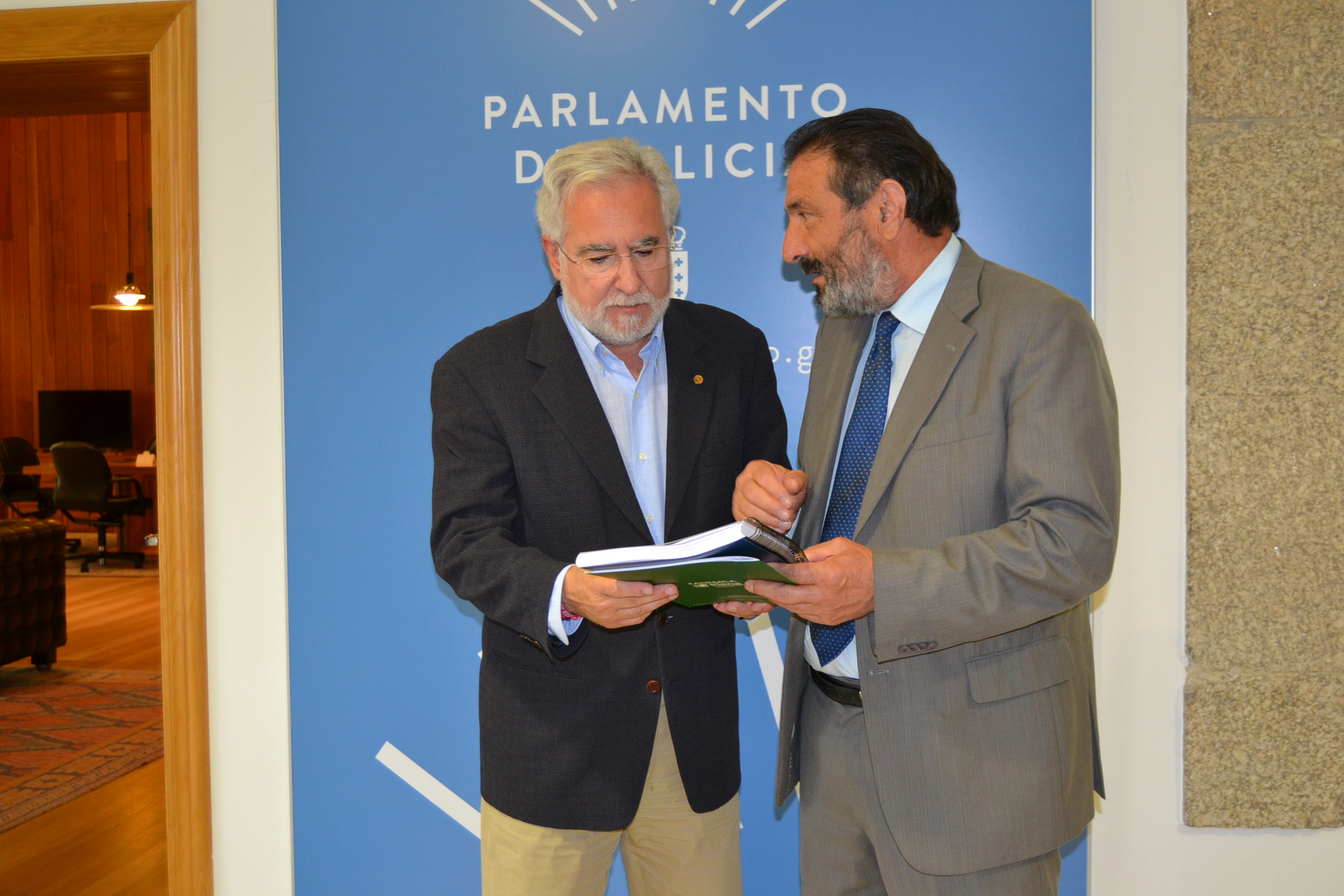 Foto da noticia:O presidente do Parlamento recibe de FADEMGA Plena inclusión Galicia o  estudo “Todos somos Todos”