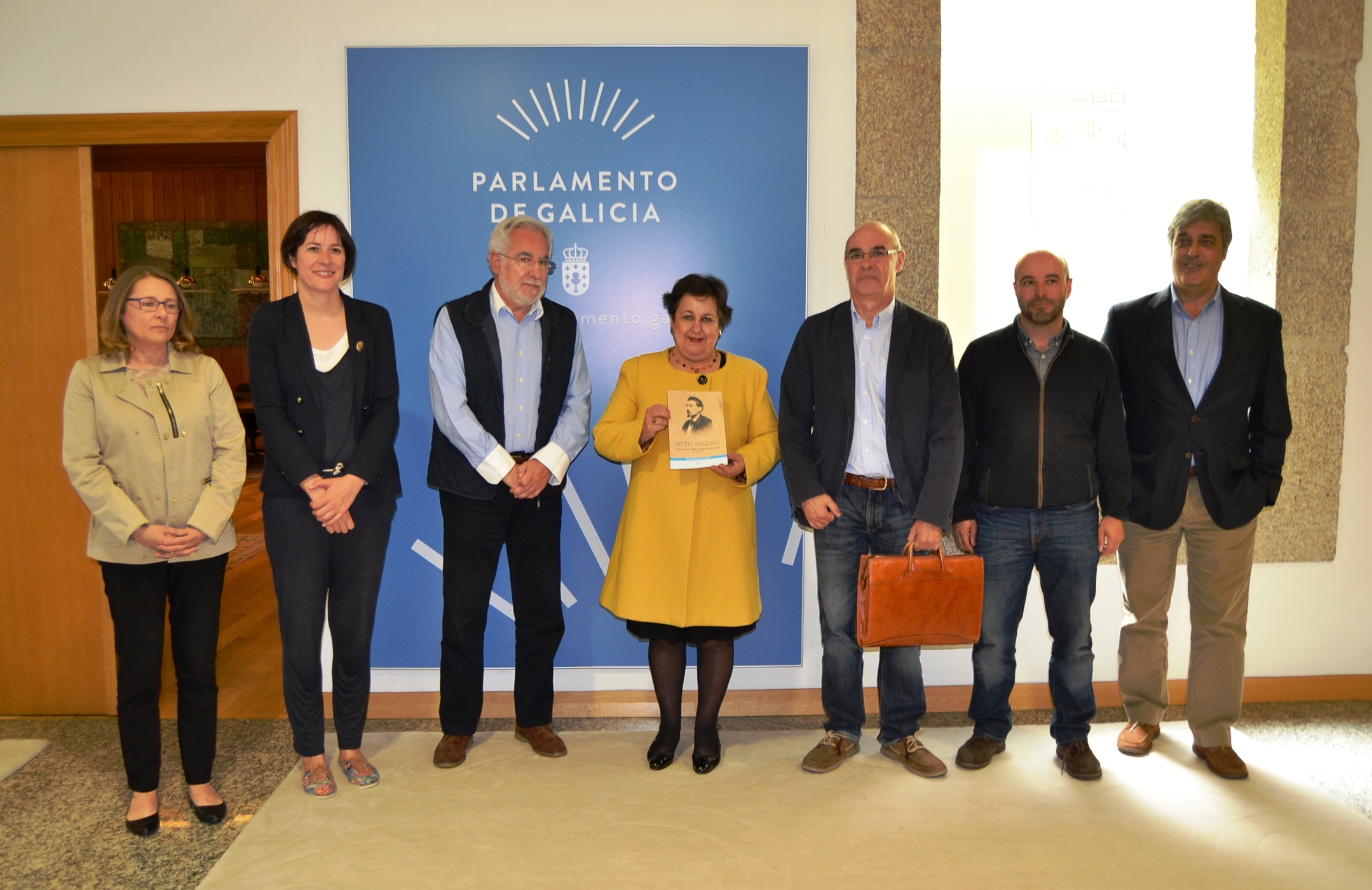 Foto da noticia:Pilar García Negro entrega ao presidente do Parlamento o seu libro “Himno galego: Unha historia parlamentar (inconclusa)”
