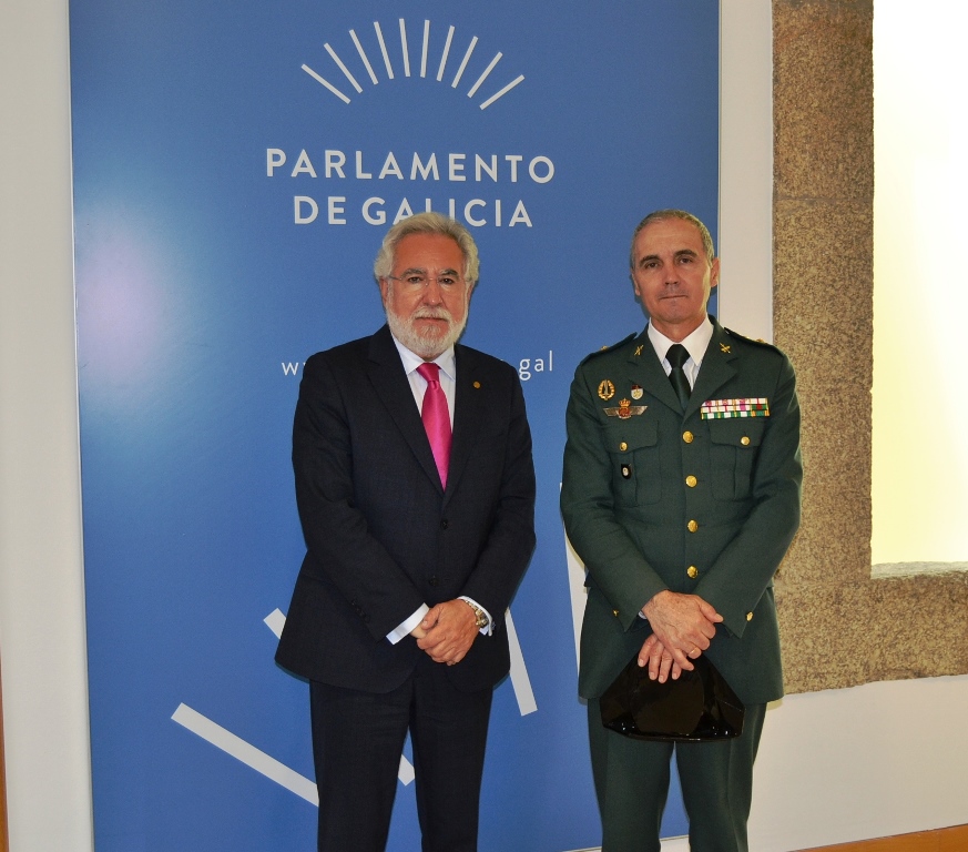 Foto da noticia:O xefe da Garda Civil en Galicia despídese do presidente do Parlamento