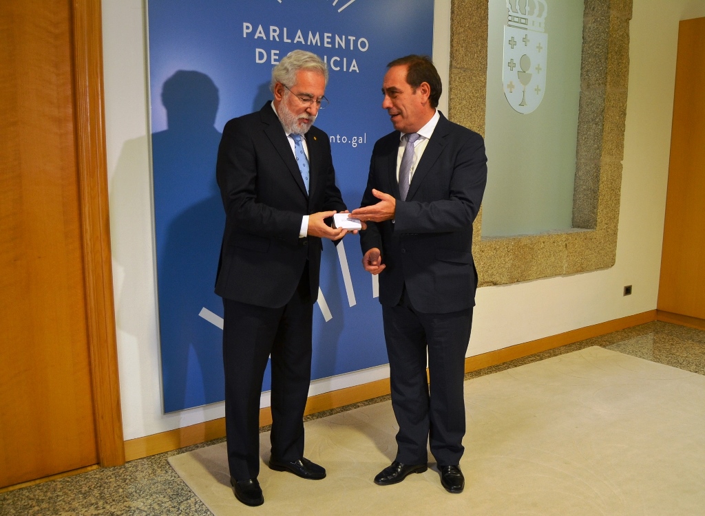 Foto da noticia:O conselleiro de Facenda entrega ao presidente do Parlamento o proxecto de orzamentos de 2018