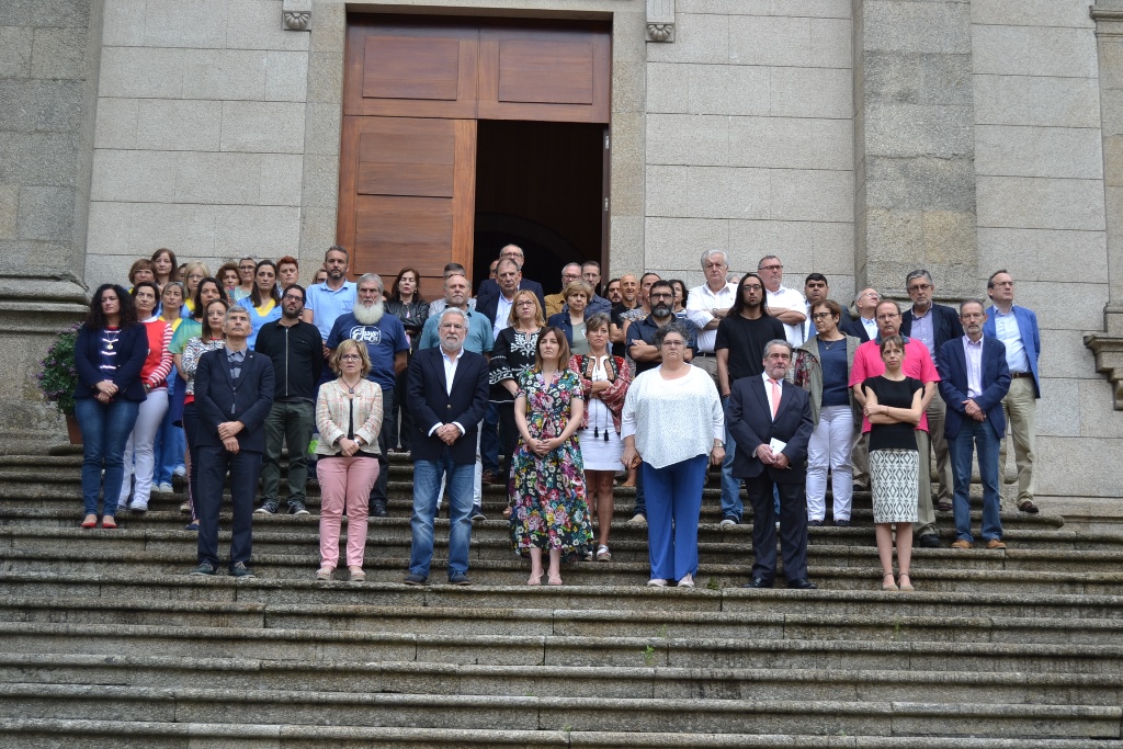 Foto da noticia:Minuto de silencio no Parlamento de Galicia en sinal de repulsa contra o crime por violencia de xénero rexistrado na Coruña