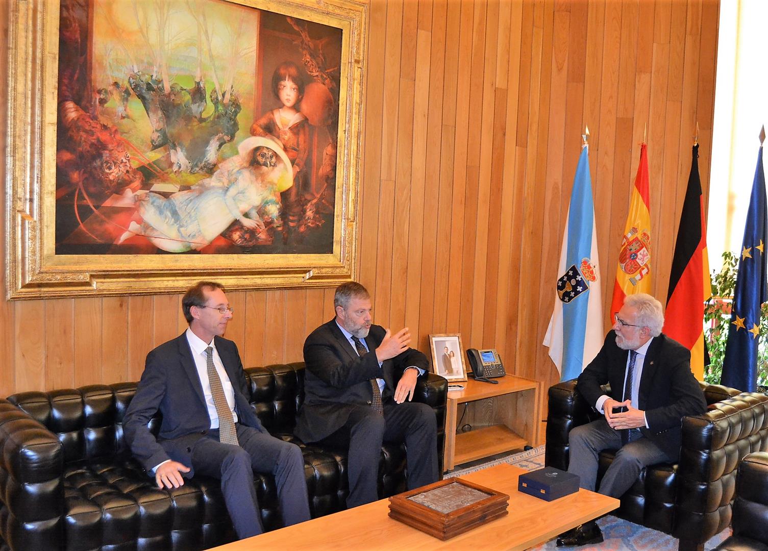 Foto da noticia:O embaixador de Alemania en España visita o Parlamento de Galicia