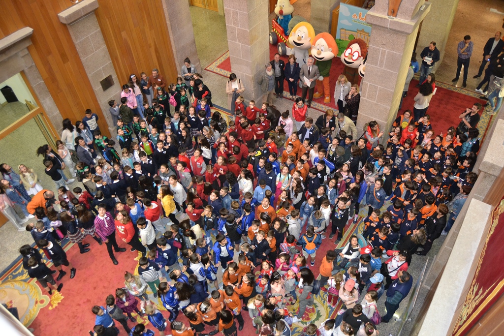 Foto da noticia:Arredor de 400 escolares coñecen o Parlamento de Galicia nunha xornada de portas abertas para infantil e primaria