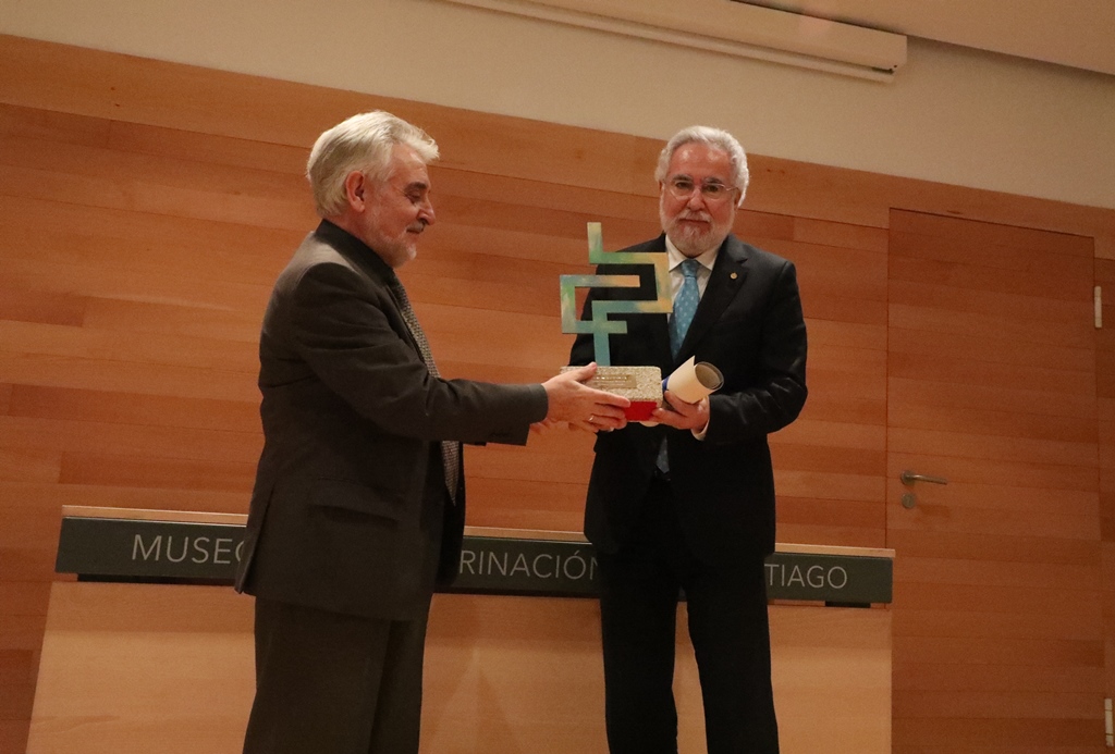 Santalices comparte o Premio APECSA de divulgación do Camiño de Santiago concedido ao Parlamento con todas as persoas que contribuíron a engrandecer o Xacobeo