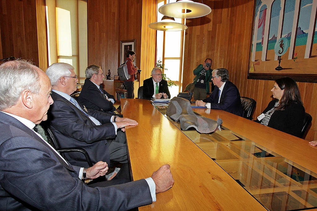 Unha delegación de ANFACO-CECOPESCA visita o Parlamento de Galicia