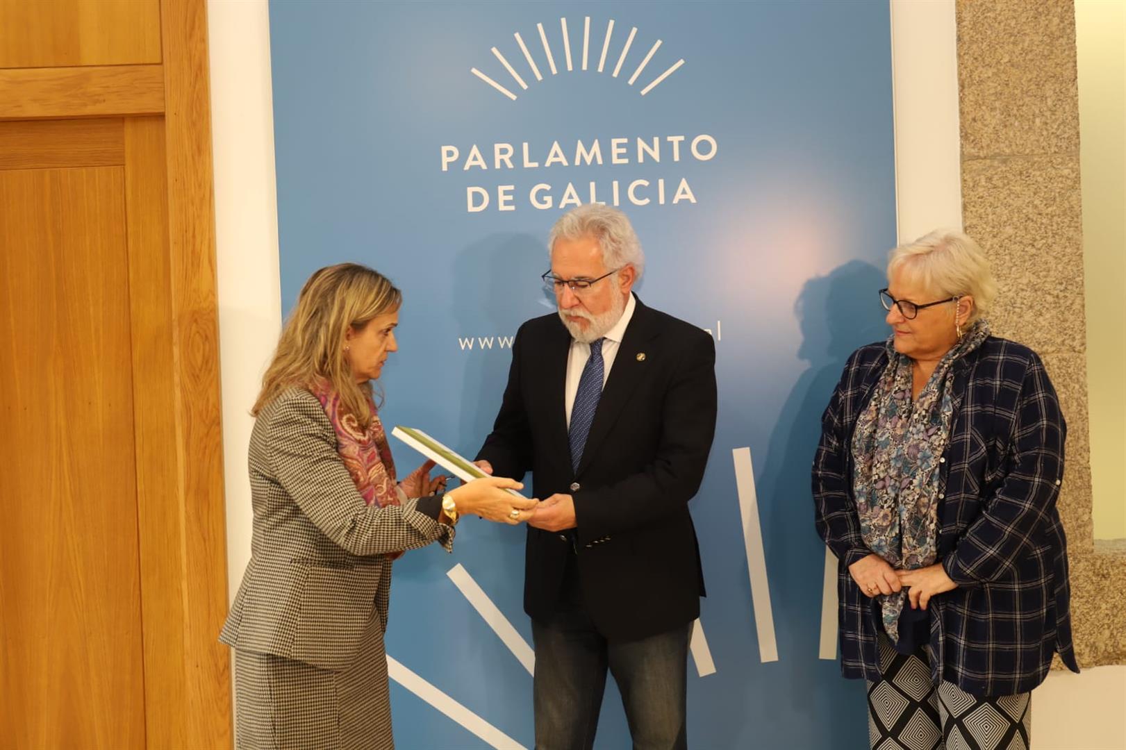 Foto da noticia:A valedora do Pobo entrega ao presidente do Parlamento o Informe Ordinario de 2018
